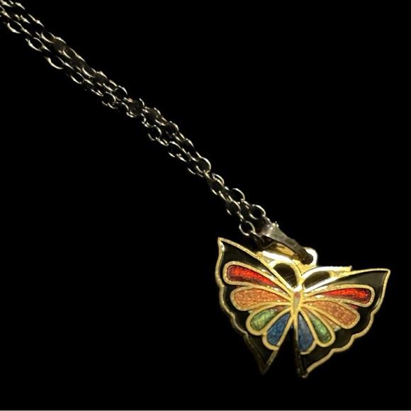𝙵𝚕𝚊𝚜𝚑 𝚂𝚊𝚕𝚎 ‧₊˚❀༉‧₊ Vintage Cloisonné Butterfly Pendant 16” chain 80s Rainbow - Picture 10 of 13